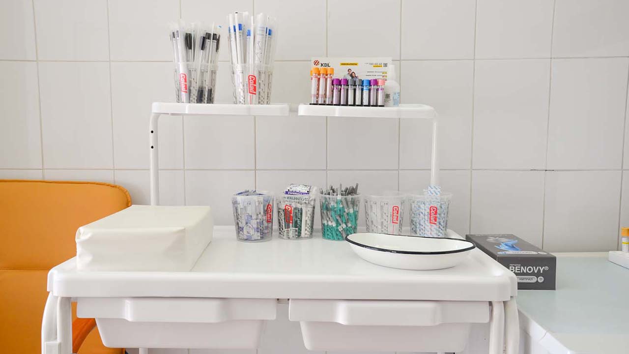 Медицинский столик с расходными материалами для забора анализов