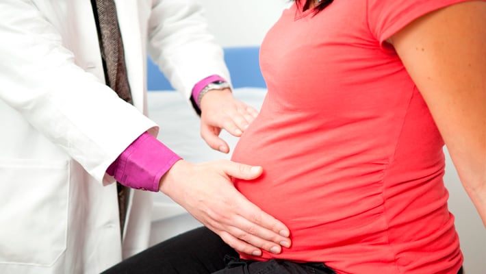 Беременная женщина на обследовании у врача